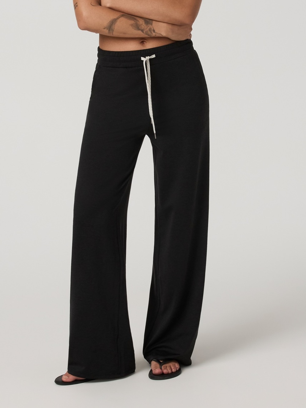 Vuori - Halo Essential Wideleg Pants in. Black Heather
